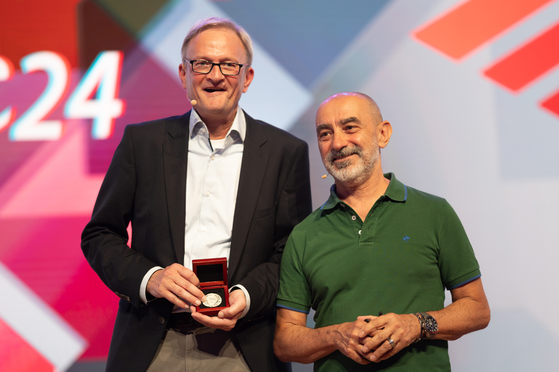 On the left: DFN CEO Christian Grimm receiving the Vietsch Foundation Medal of Honour. On the right: Valentino Cavalli, Chairman of the Board of the Vietsch Foundation’s Trustees