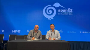 Klaas Wierenga (GÉANT) and Zhonghui Li (CERNET) at APAN62 in Auckland, New Zealand