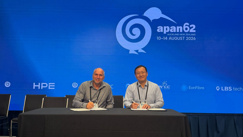 Klaas Wierenga (GÉANT) and Zhonghui Li (CERNET) at APAN62 in Auckland, New Zealand
